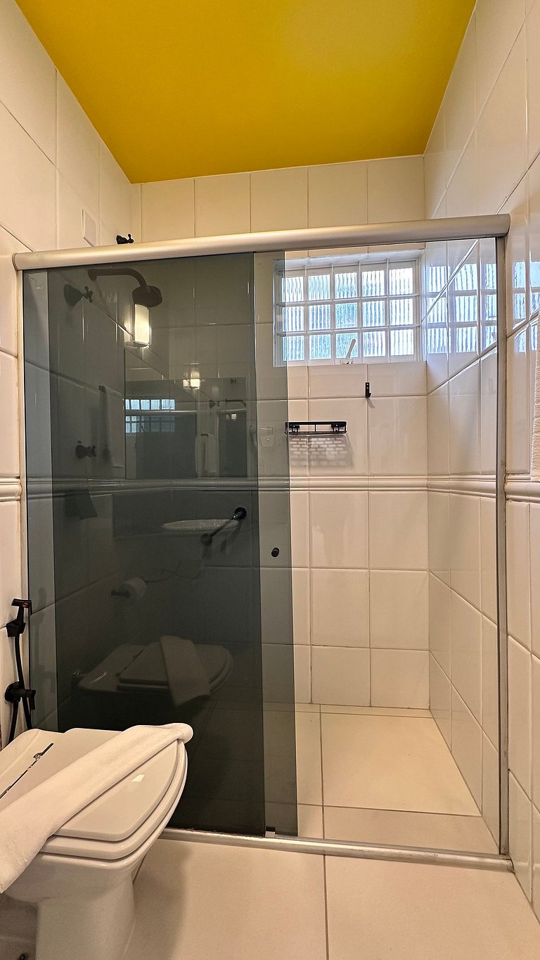Quarto com banheiro privativo em pousada