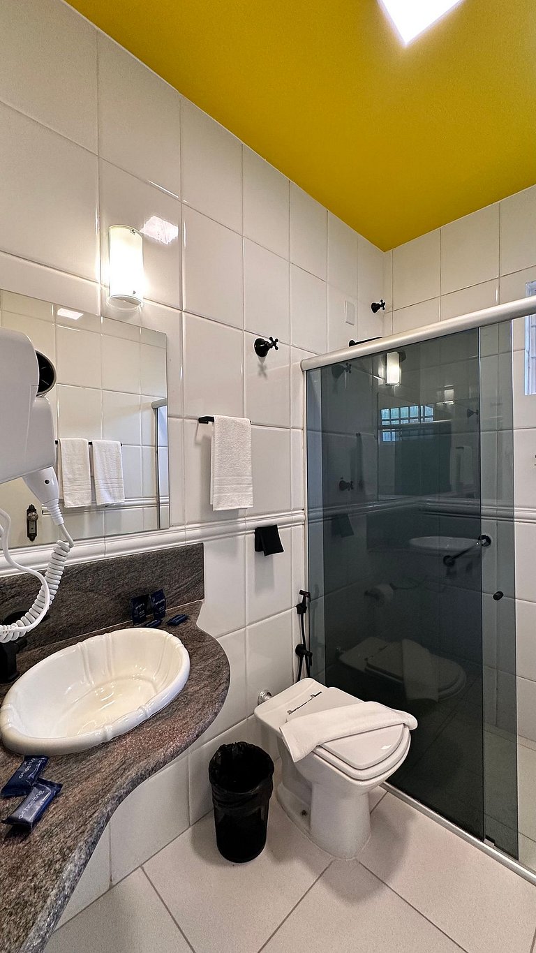 Quarto com banheiro privativo em pousada