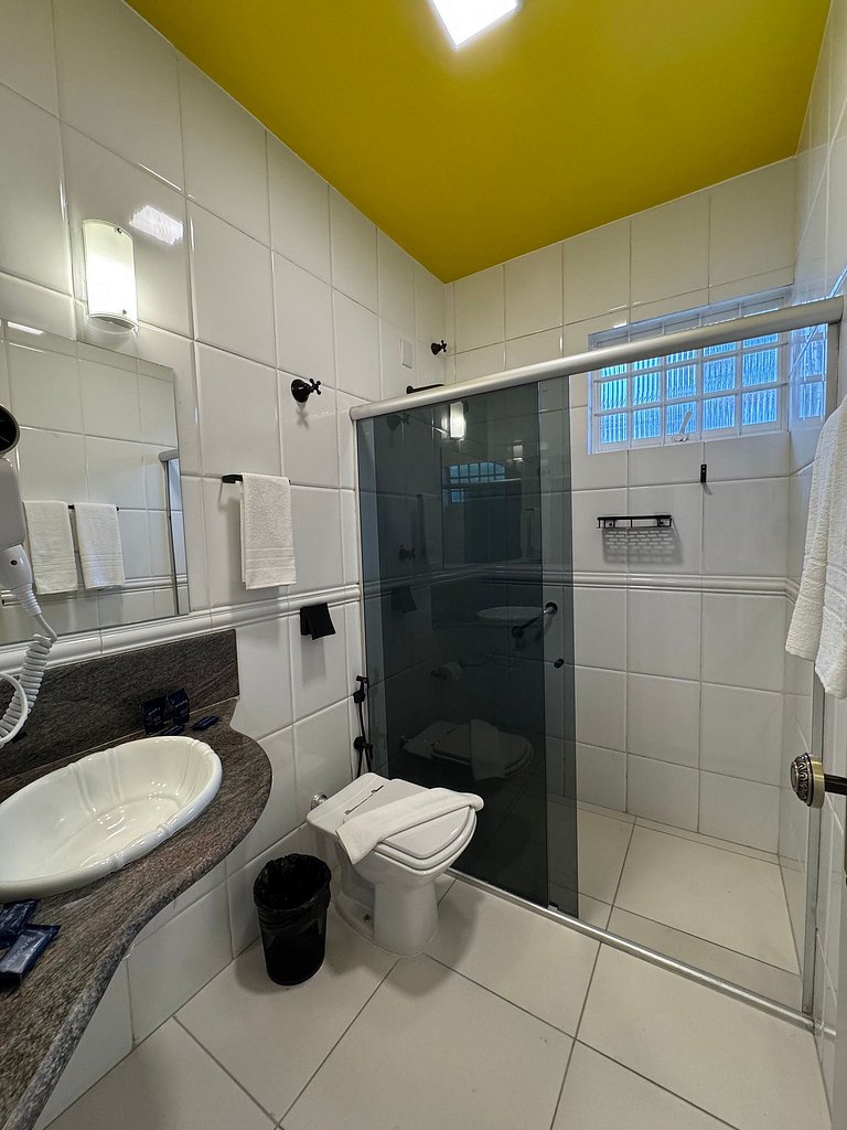 Quarto com banheiro privativo em pousada