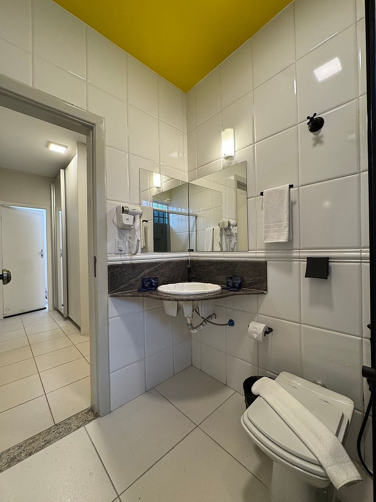 Quarto com banheiro privativo em pousada